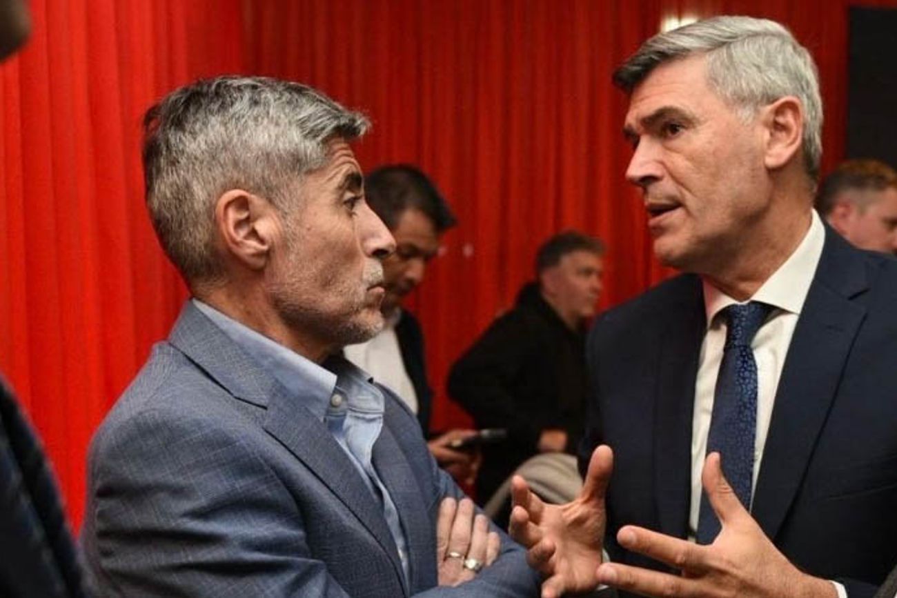 El ministro de Seguridad de la provincia de Córdoba, Juan Pablo Quinteros, junto al intendente de Córdoba, Daniel Passerini, en "La noche de los intendentes", en Rosario.