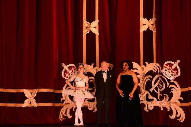 La bailarina argentina Marianela Núñez y la soprano sudafricana Pretty Yende junto al rey Carlos III