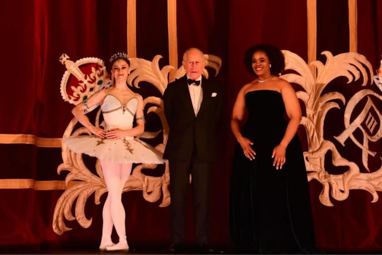 La bailarina argentina Marianela Núñez y la soprano sudafricana Pretty Yende junto al rey Carlos III
