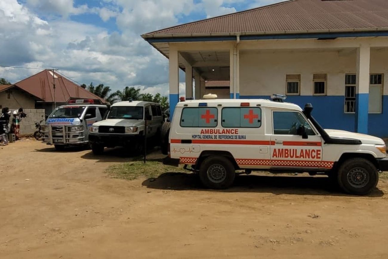Ambulancias estacionadas frente a un hospital en Bunia, Congo, el sábado 16 de mayo de 2026. (Foto AP / Constant Same Bagalwa)