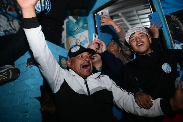 Casa de los Vilta. Festejos por el empate en la semifinal de Belgrano en Córdoba.