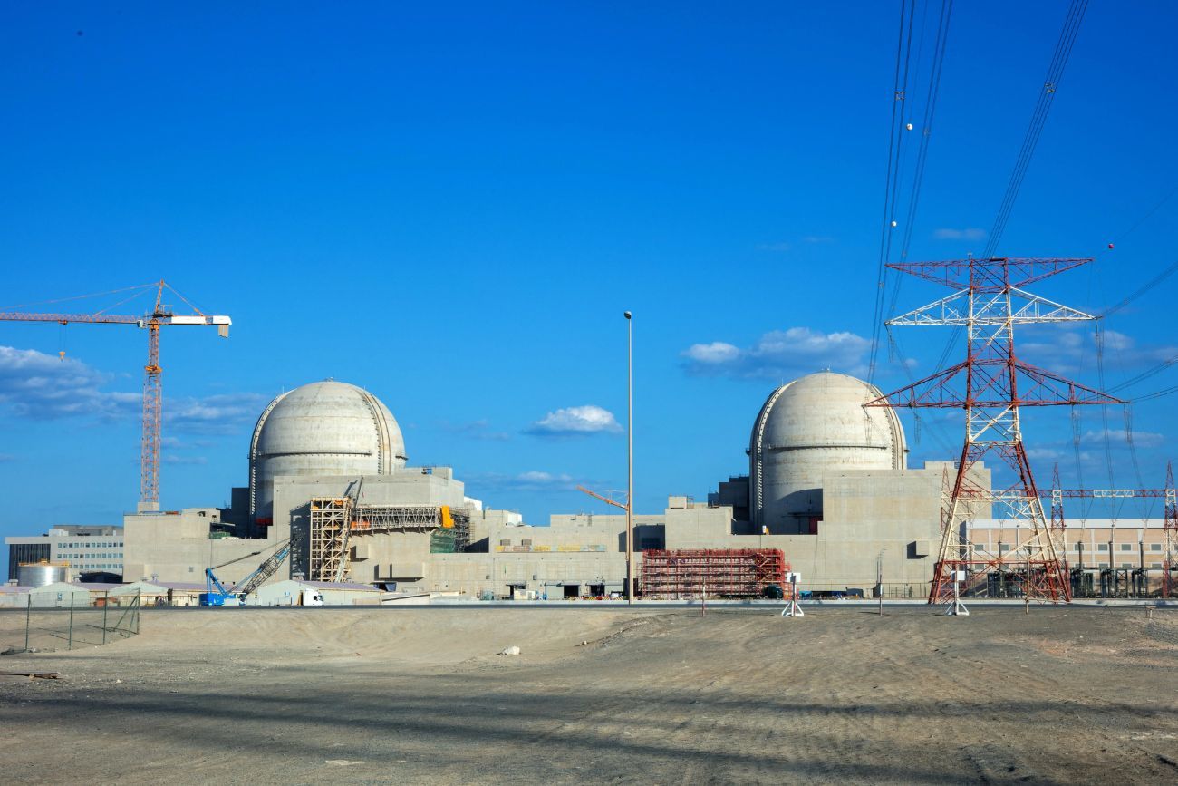 Un ataque con drones provocó un incendio en la central nuclear de Barakah en Emiratos Árabes Unidos. (@AJEnglish)