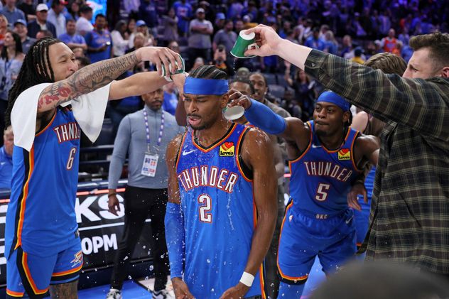 Shai Gilgeous-Alexander fue premiado por segundo año consecutivo como el MVP de la temporada regular en la NBA. (AP)