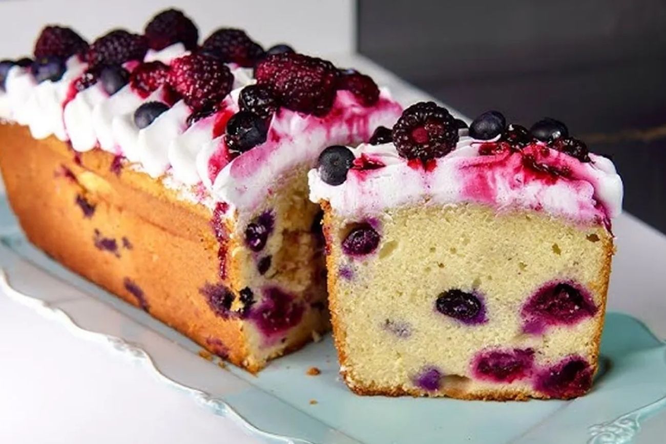 Budín de avena y cacao: la receta saludable con frutos rojos ideal para el desayuno.