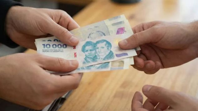 Deudas, ahorro en dólares y gastos: así gastarán su aguinaldo la mayoría de los argentinos.