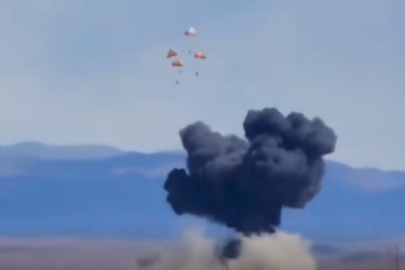 Impactante choque entre dos aviones de combate durante un show aéreo en Estados Unidos