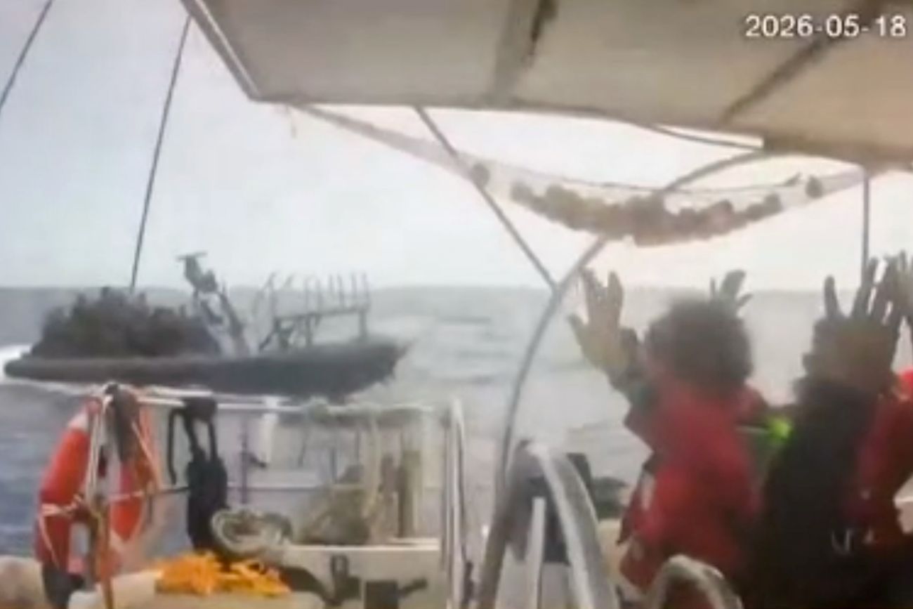 Esta imagen, captada por cámaras de seguridad, muestra a activistas a bordo de una flotilla con las manos en alto el lunes 18 de mayo de 2026. 