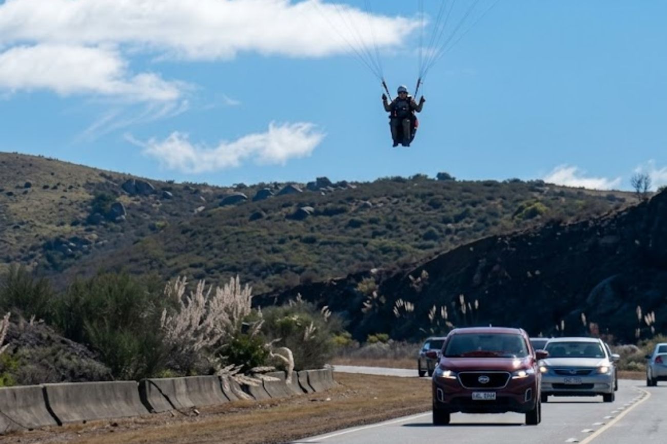 Un parapentista aterrizó de emergencia en Altas Cumbres