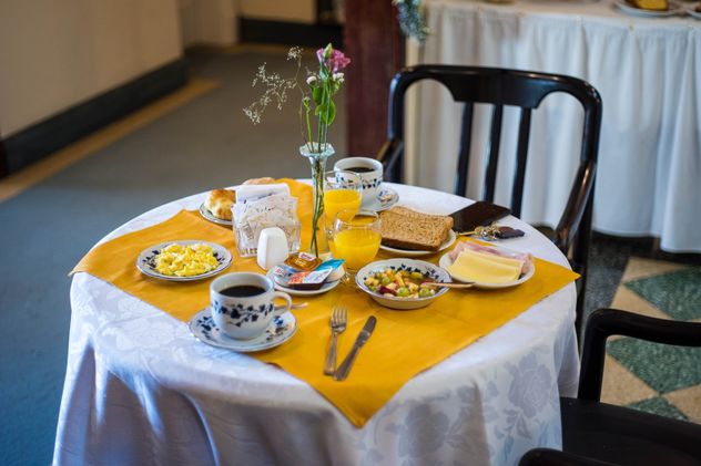 El desayuno buffet con productos regionales y panes artesanales se destaca como uno de los grandes diferenciales de la experiencia en el hotel.