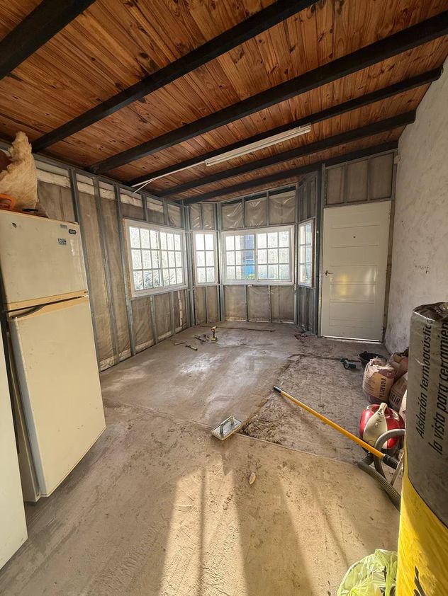 Con sus 24 años está construyendo sola su propia casa.