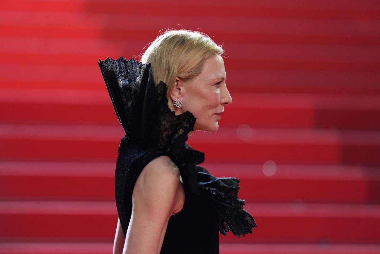 Cate Blanchett posa para los fotógrafos a su llegada al estreno de la película "Paper Tiger" en el 79º Festival Internacional de Cine de Cannes, en el sur de Francia, el sábado 16 de mayo de 2026. (Scott A Garfitt/ nvision/ AP)