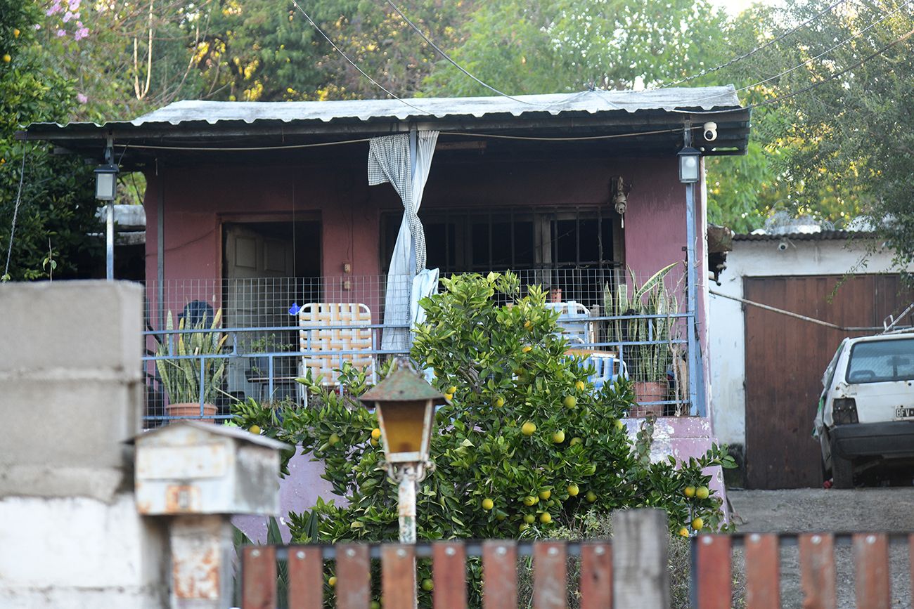 Un niño y una mujer murieron tras quemarse una casa en Saldán. 