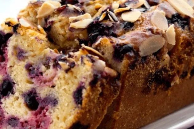 Budín de avena y cacao: la receta saludable con frutos rojos ideal para el desayuno.