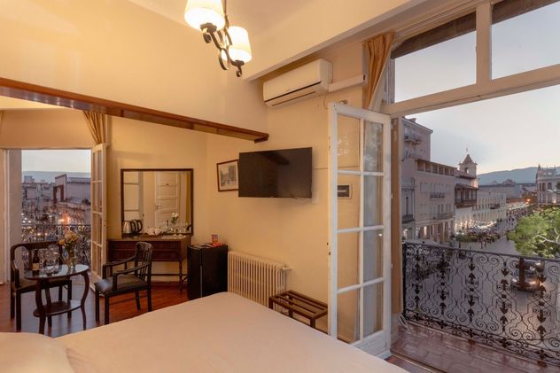 Desde el casco histórico de Salta, el hotel funciona como punto de partida ideal para explorar museos, peñas, iglesias y paisajes del norte argentino.