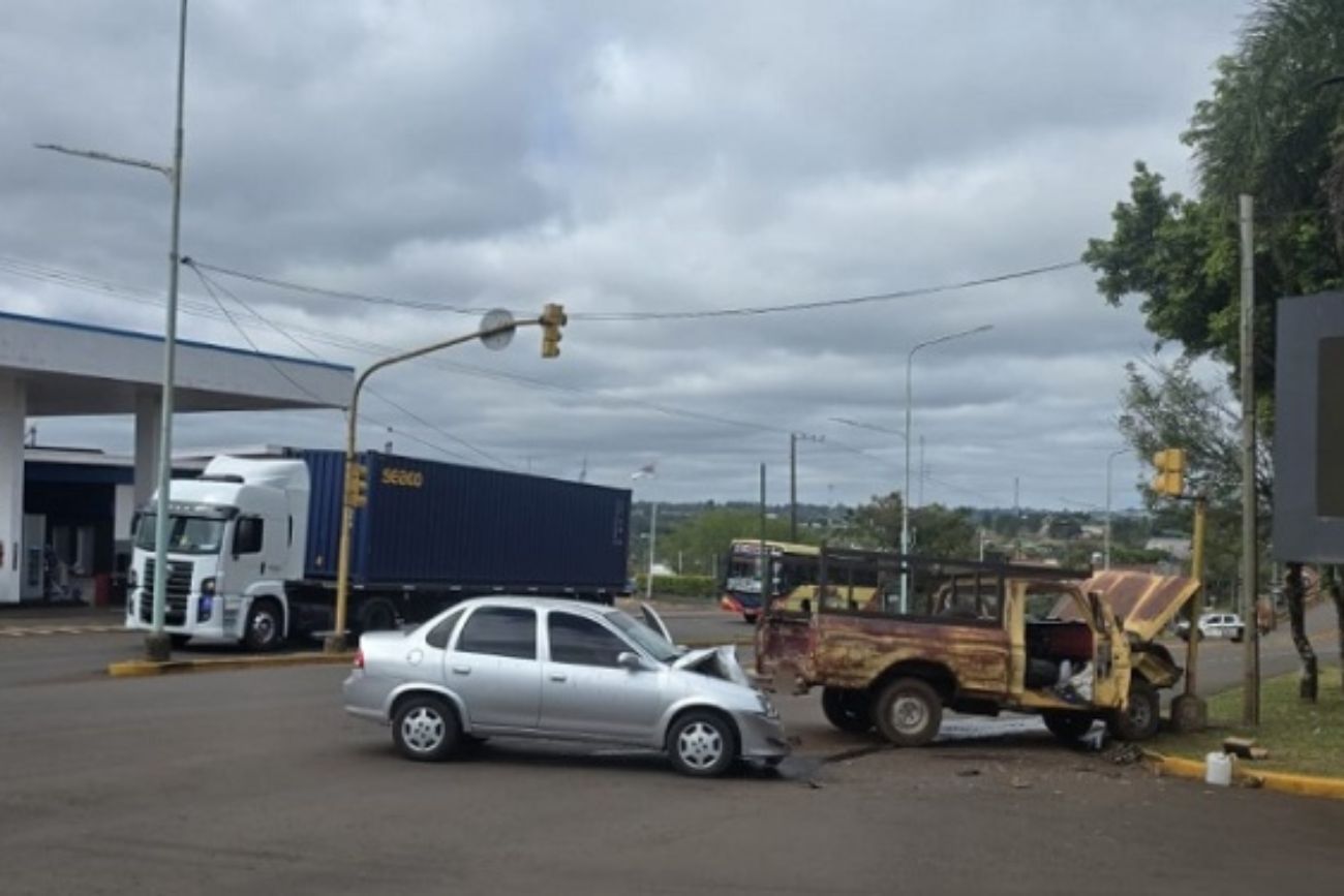 Siniestro vial: dos mujeres heridas tras la colisión de una camioneta y un auto