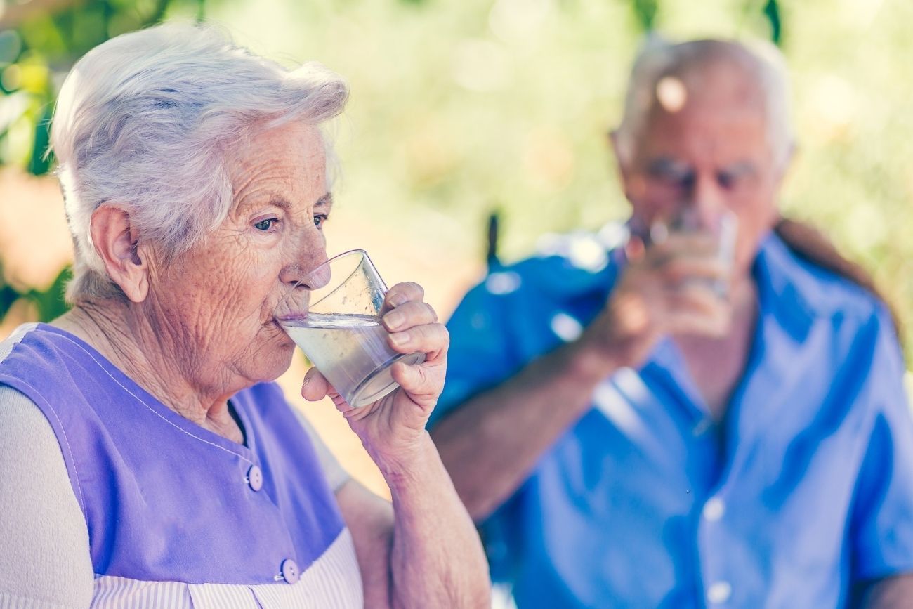 Cuánta agua deben tomar los adultos mayores para cuidar el cerebro, según la ciencia.