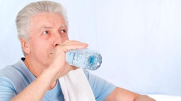 Cuánta agua deben tomar los adultos mayores para cuidar el cerebro, según la ciencia.