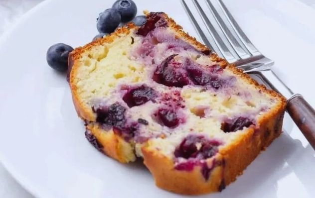 Budín de avena y cacao: la receta saludable con frutos rojos ideal para el desayuno.