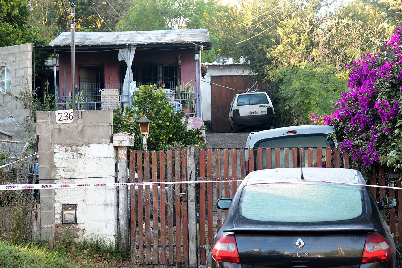 Un niño y una mujer murieron tras quemarse una casa en Saldán. 
