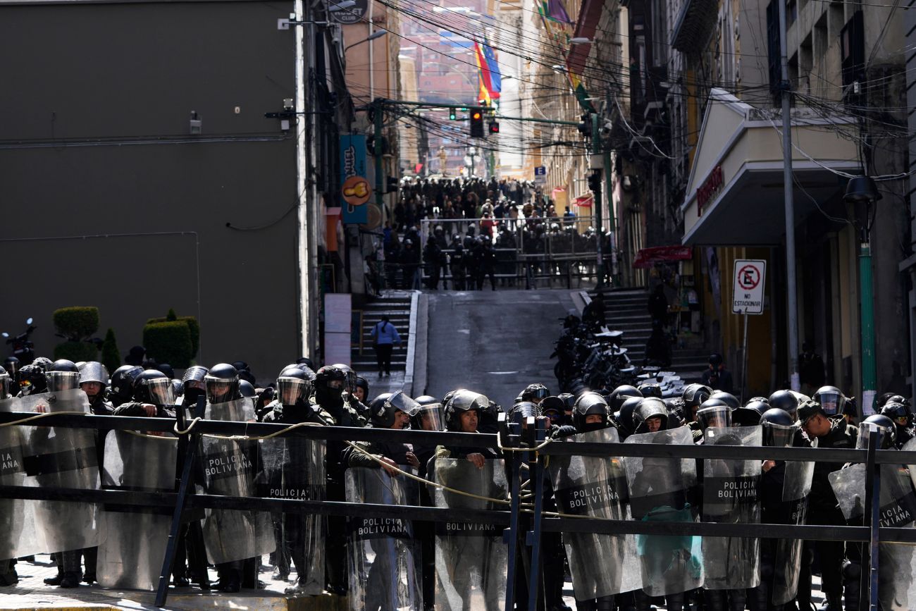 Bolivia: crece la tensión en La Paz con marchas y pedidos de renuncia al presidente Rodrigo Paz