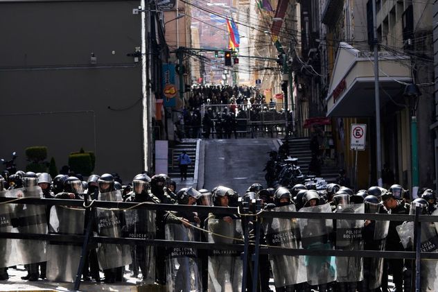 Bolivia: crece la tensión en La Paz con marchas y pedidos de renuncia al presidente Rodrigo Paz