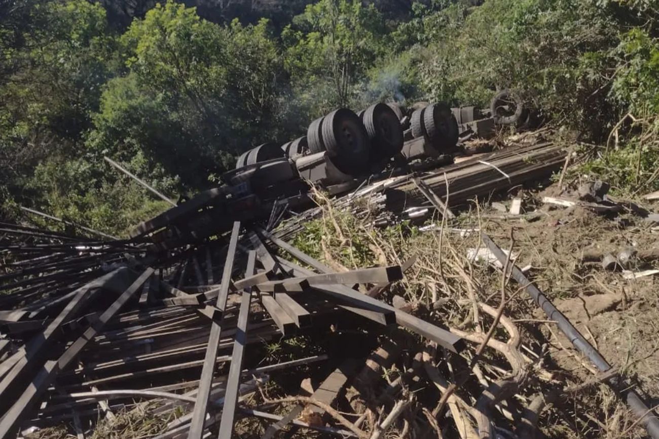 Siniestro vial: volcó un camión y piden precaución para circular