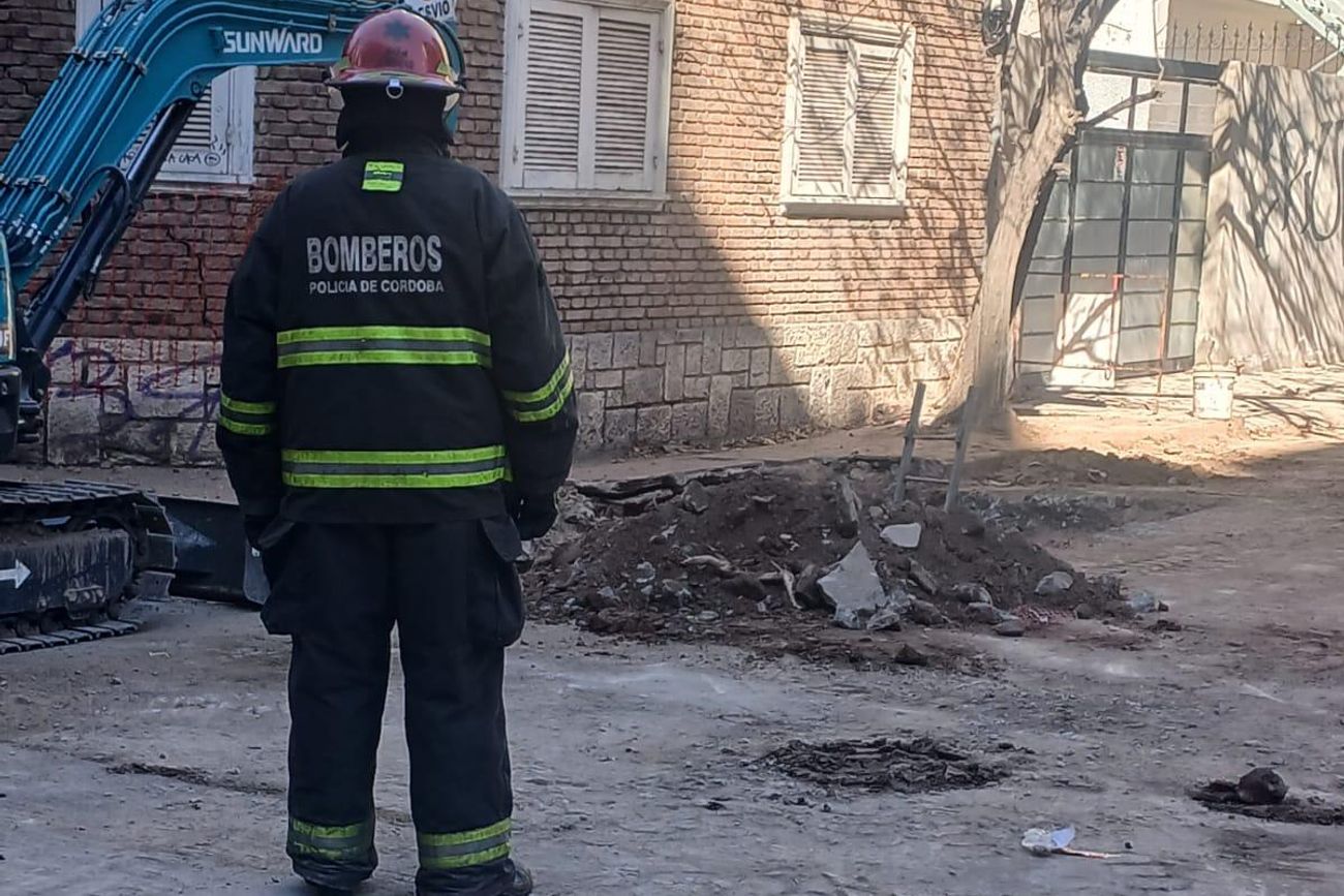 Bomberos y personal de Ecogas trabajan en Nueva Córdoba por la pérdida de gas. 