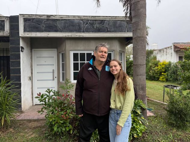 Con sus 24 años está construyendo sola su propia casa.