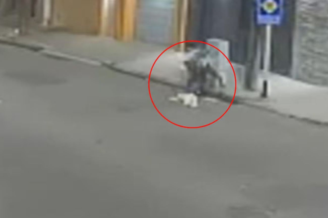 Buenos Aires: dos motochoros arrastraron por la calle para robarle la mochila