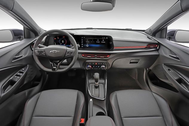 El interior cuenta con materiales suaves al tacto. Se destacan también los apliques con apariencia premium y comandos bien posicionados que elevan el estándar de la cabina. El volante es multifunción, con base plana.