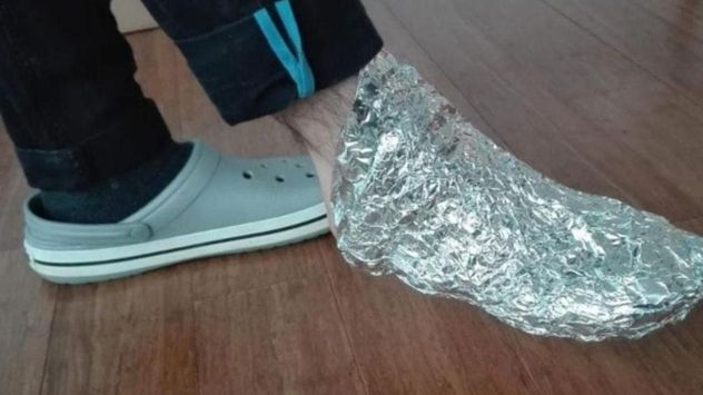 El método consiste en colocar papel de aluminio dentro de los zapatos para generar una barrera térmica durante los días de bajas temperaturas.