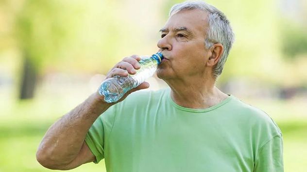 Cuánta agua deben tomar los adultos mayores para cuidar el cerebro, según la ciencia.