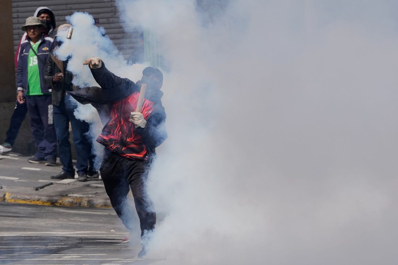 Bolivia: crece la tensión en La Paz con marchas y pedidos de renuncia al presidente Rodrigo Paz