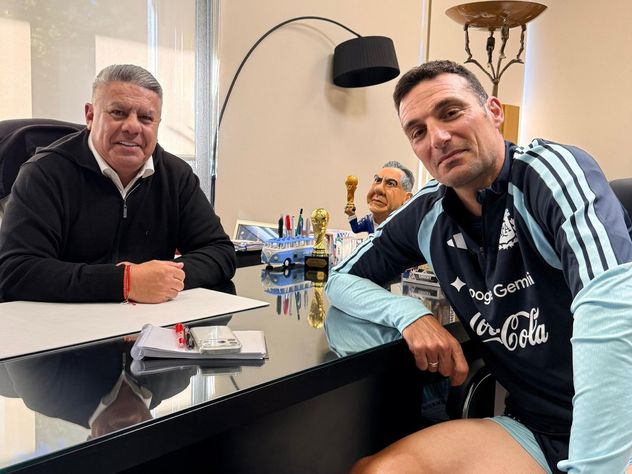 El encuentro de Tapia con el Scaloni camino al Mundial 2026. (@tapiachiqui)