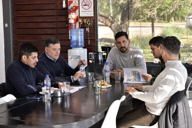 El intendente de Embalse y el presidente de la Agencia Córdoba Turismo, entre otros, acordando el proyecto del circuito de "los siete diques de Calamuchita"