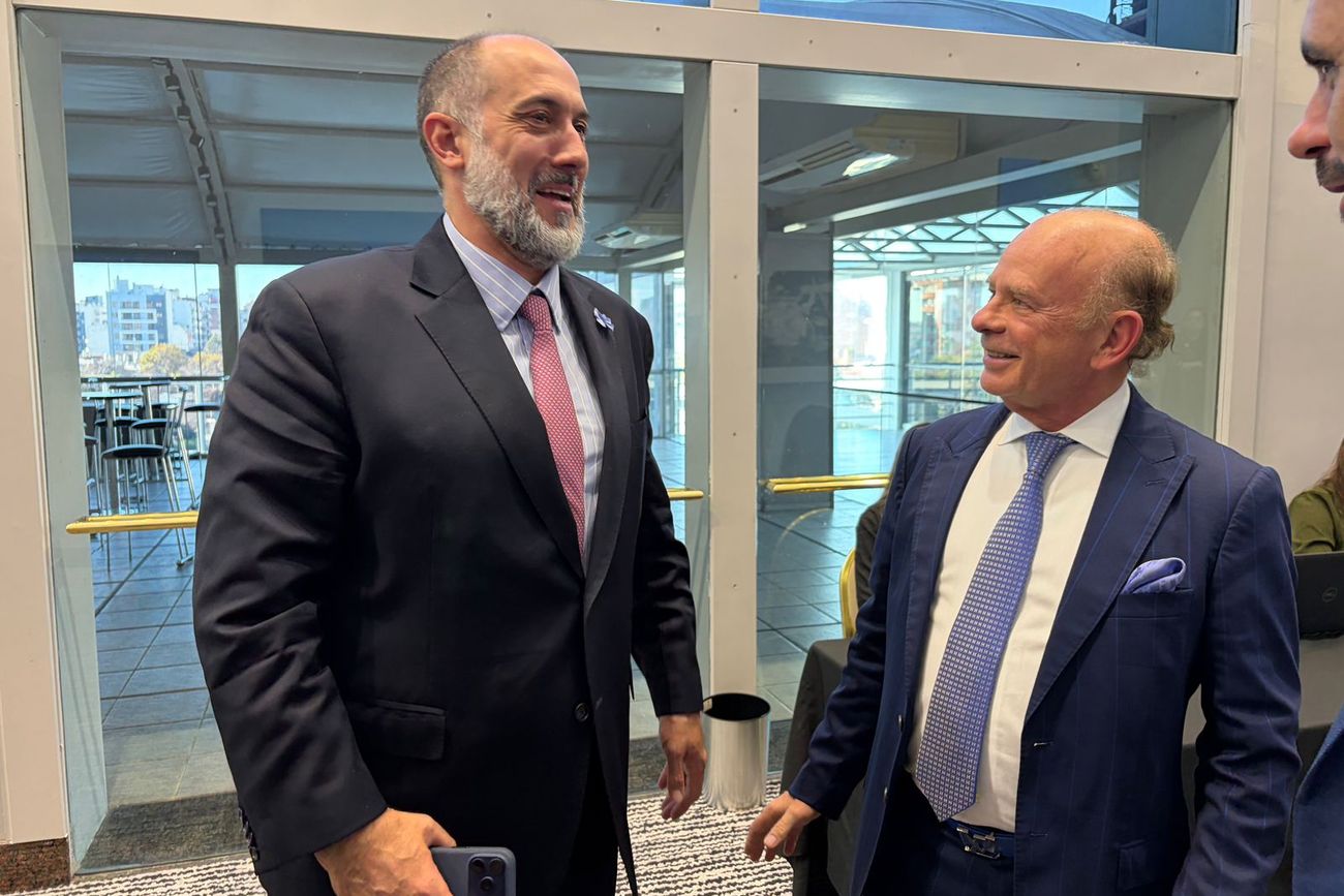 Tras el intercambio en el Congreso del IAEF, Litvin saludó al ministro Acosta.