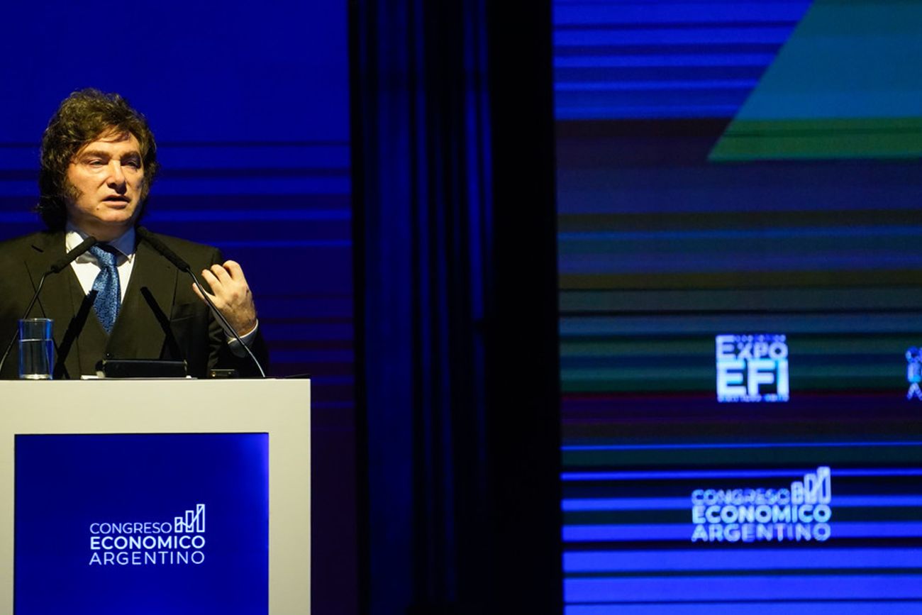 Javier Milei este martes, en un acto y hablando de economía. (Gentileza Clarín) 