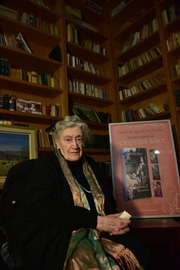 Cristina Bajo escritora, presenta un libro junto a La Voz del Inteiror. 