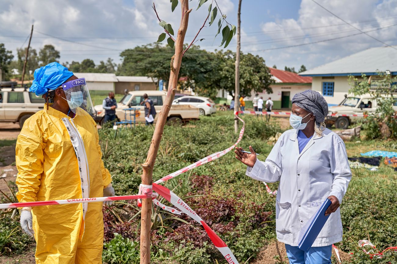 Personal sanitario conversa en un centro de tratamiento del ébola en Bunia, Congo, el martes 19 de mayo de 2026.
