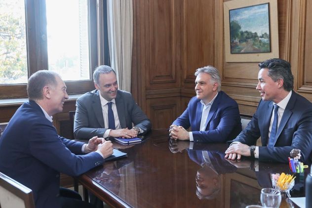 El ministro del Interior, Diego Santilli, en una reunión con el gobernador Martín Llaryora en 2025 