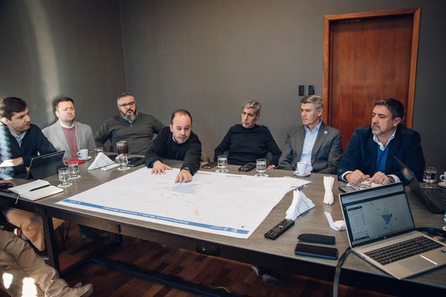El intendente Daniel Passerini y el ministro de Seguridad, Juan Pablo Quinteros, en la reunión donde se repasaron los avances del nuevo esquema de estacionamiento. 