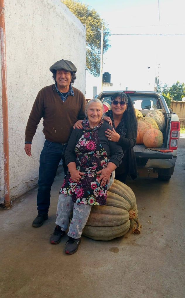 El zapallo gigante de 122 kilos que cosecharon en Alejandro Roca.