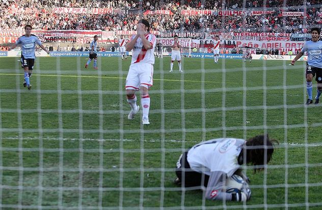 Olave y su histórica atajada del penal a Pavone, en el Monumental. Clave para el ascenso pirata en 2011.