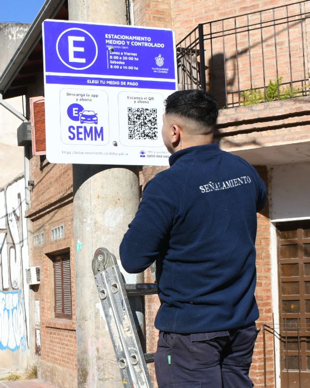 La Municipalidad comenzó a colocar la cartelería en las zonas con estacionamiento controlado por los ex naranjitas. 