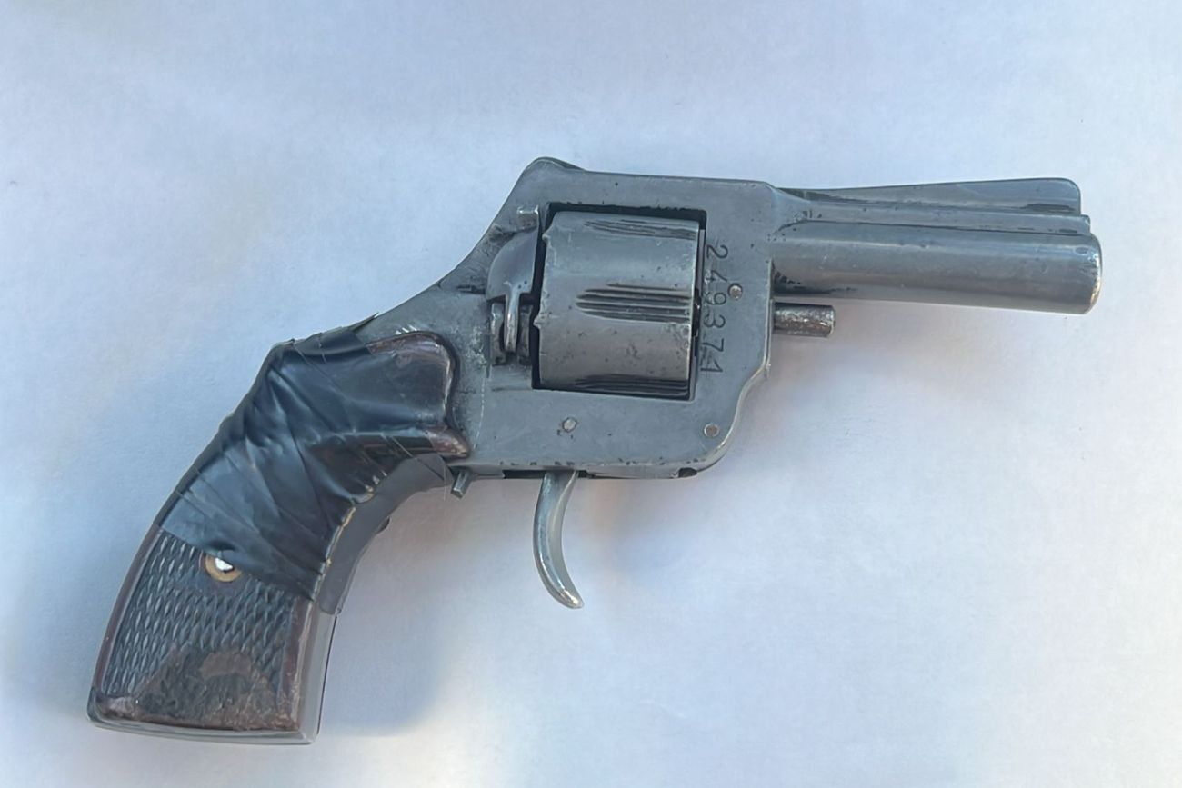 Barrio Centroamérica. Un chico de 14 años llevó una pistola calibre 22 corta a la escuela. 