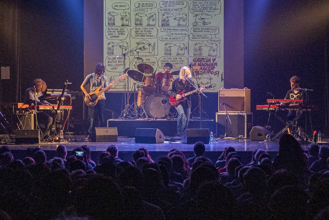 La Máquina de Hacer Pájaros x FMS, delante de la tapa del primer disco de la banda que homenajea. (Gentileza Val Furman)