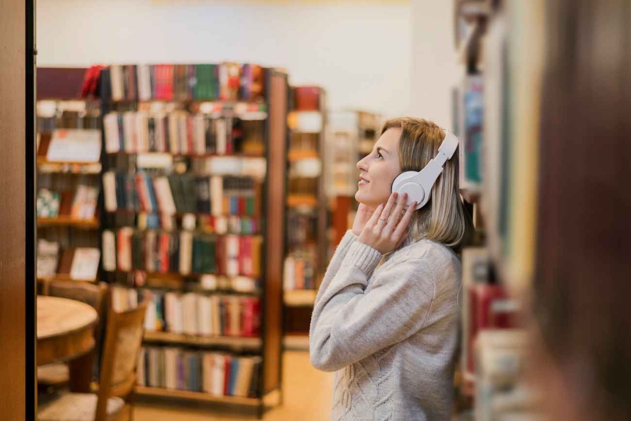 Leer, escuchar música o ir a un museo frena el envejecimiento igual que hacer ejercicio