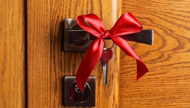 Qué significa poner una cinta roja en la puerta según el Feng Shui.