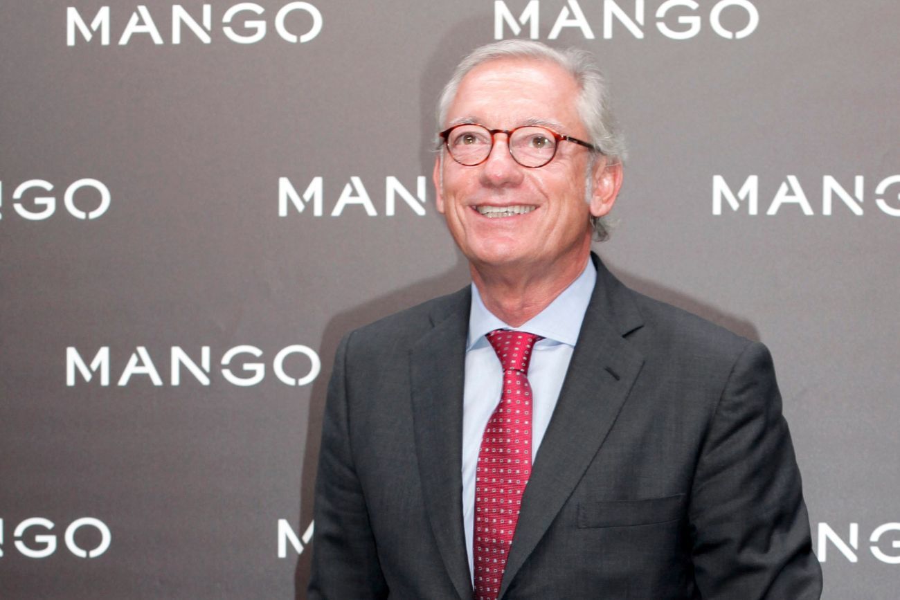 ARCHIVO - Isak Andic, fundador de la marca de moda española Mango, llega al desfile de la colección Otoño-Invierno 2011 de Mango en París el martes 17 de mayo de 2011. 