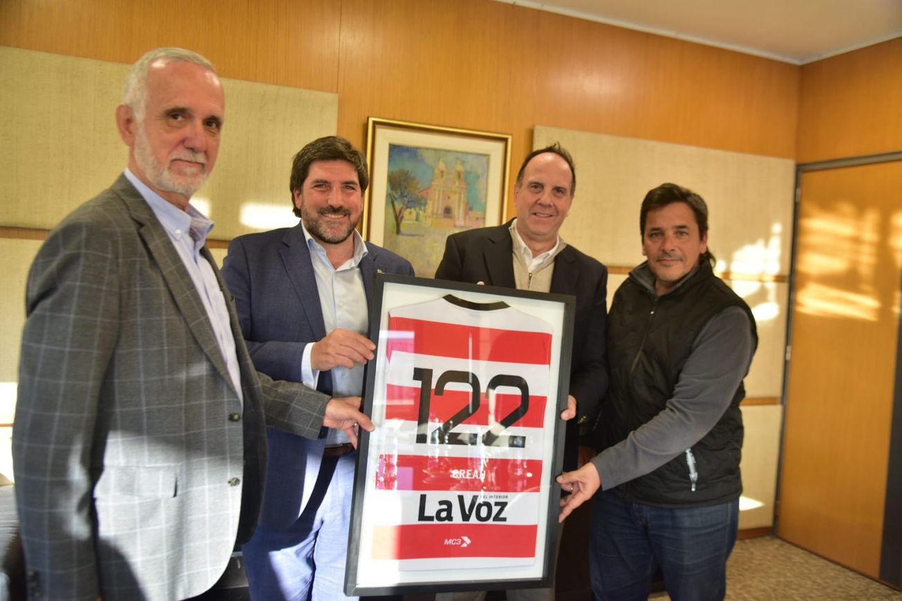 Ezequiel Mallía, presidente del Jockey CC, y Javier Rodríguez Junyent, secretario de la institución, entregan una camiseta por los 122 años de La Voz del Interior a Juan Tillard, gerente general, y Carlos Jornet, director periodístico.